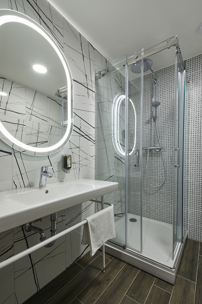 Standard Double or Twin Room - Photo 6