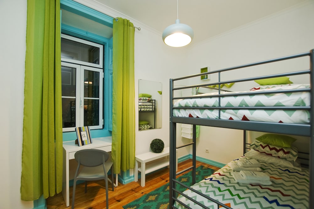 Classic Twin Room  with bunk bed and  shared toilet photo 1