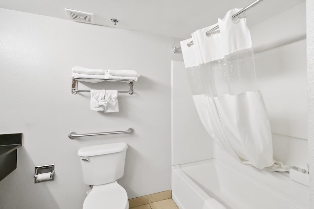 Suite, Non Smoking (2 king beds) - Photo 7