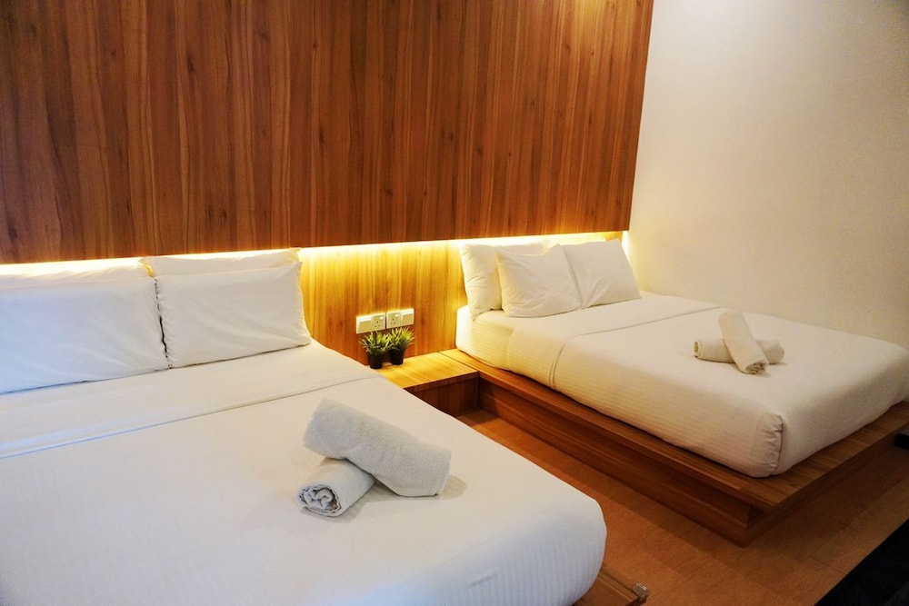 Standard Quadruple Room, 1 Queen Bed photo 1
