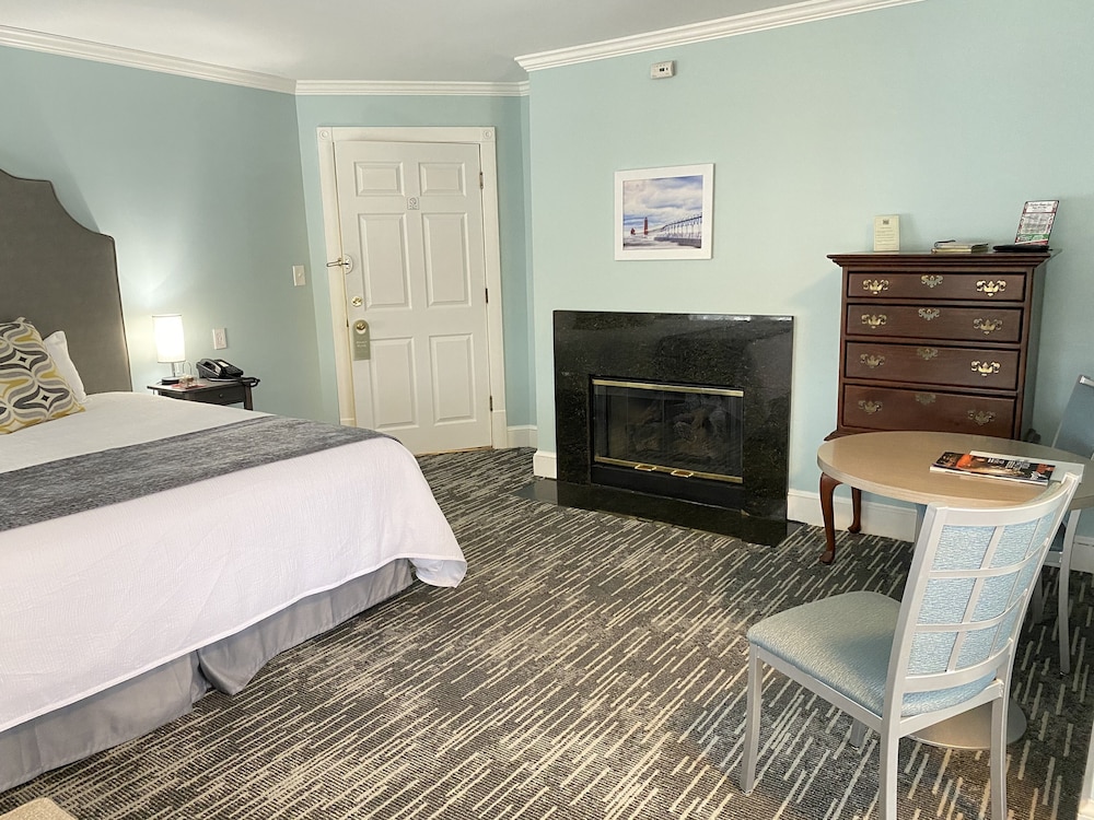 Room, 1 King Bed with Sofa bed, Jetted Tub photo 1