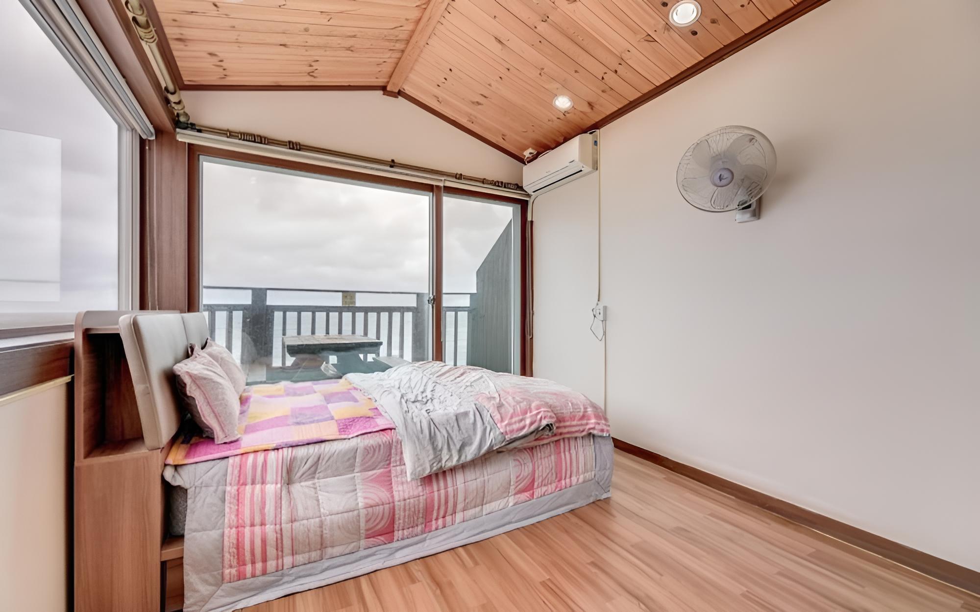 Room (201 (Ocean view)) photo 1