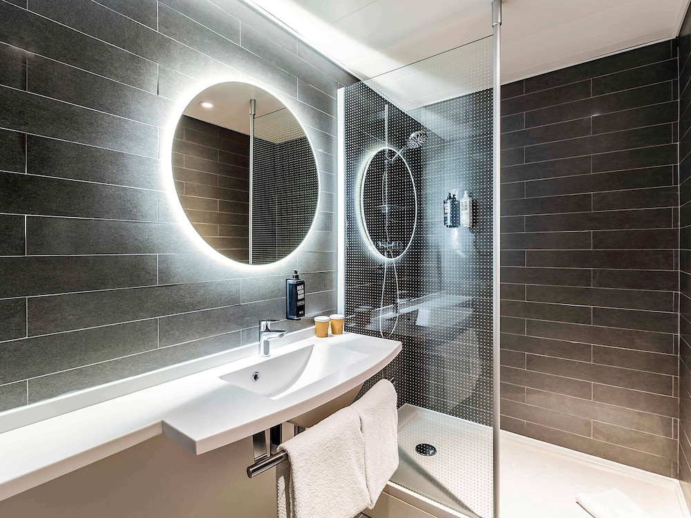 Standard Twin Room (Renovated, 2 Twins beds sweet bed) - Photo 4