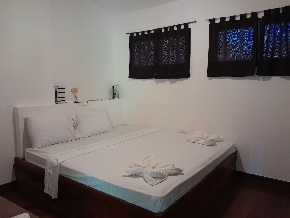 Room, 3 Bedrooms, Non Smoking, Shared Bathroom photo 3