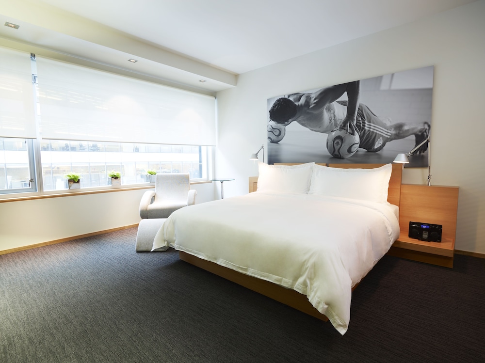 Signature Suite, 1 Bedroom - Photo 3