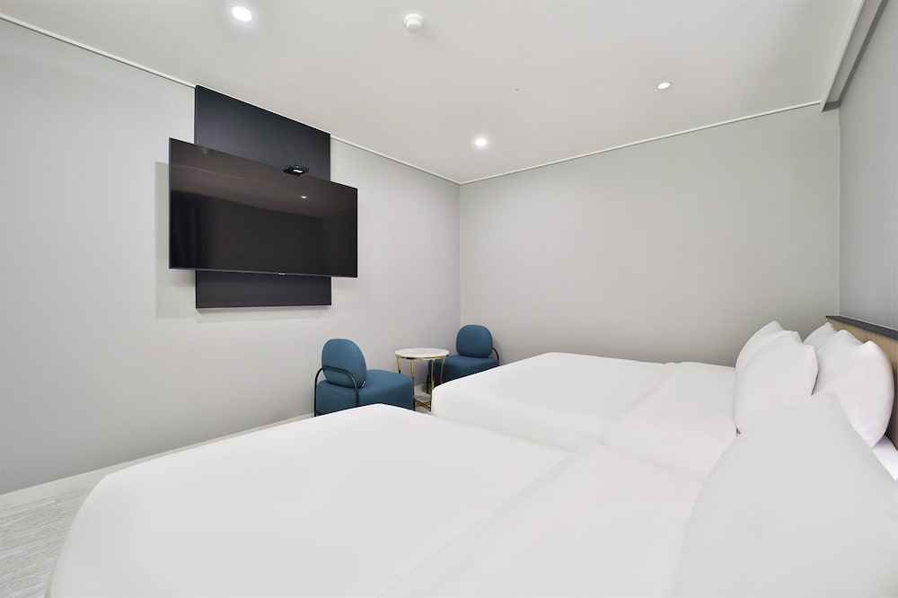 Premium Twin Room - Photo 6