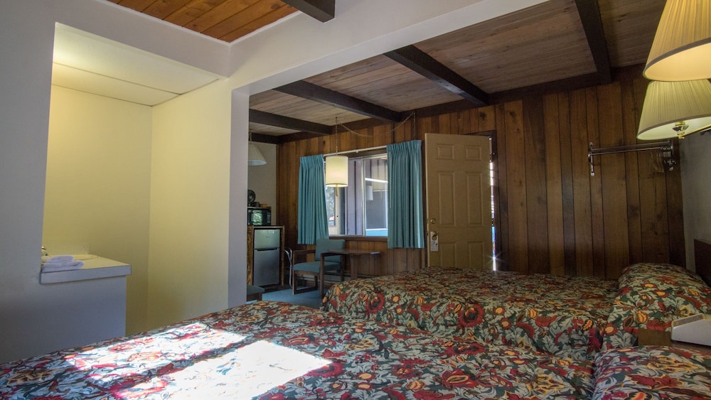 Classic Room, 2 Queen Beds, Non Smoking, Courtyard View photo 2