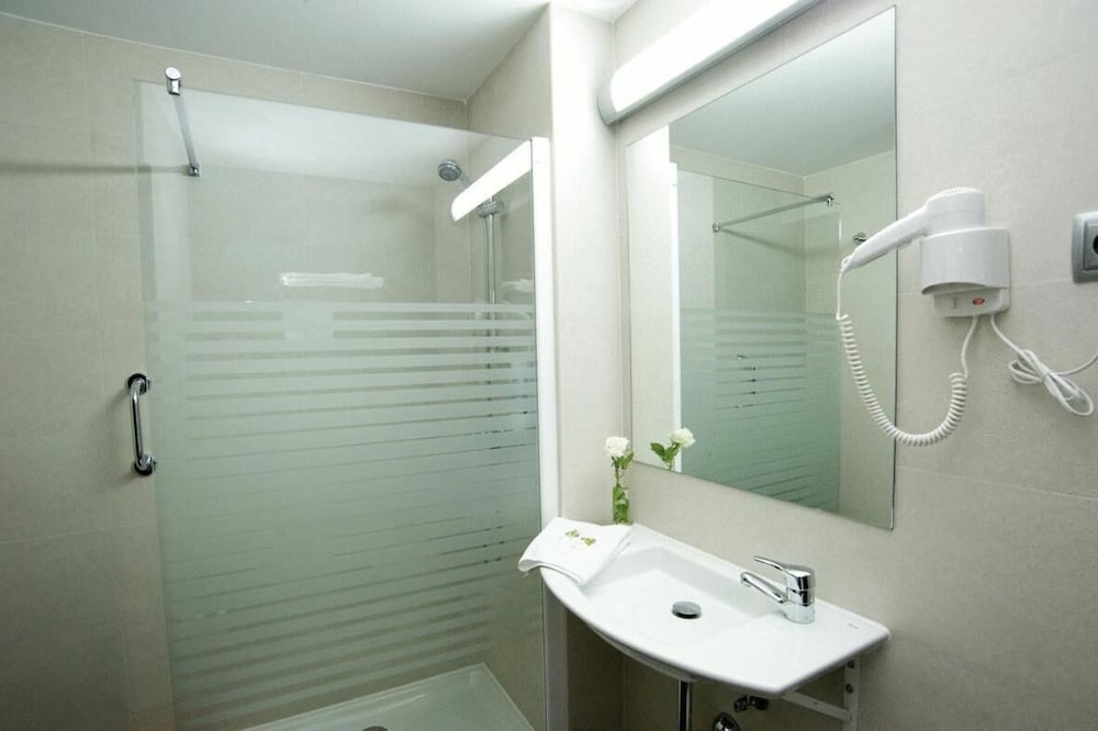 Double Room Single Use - Photo 4