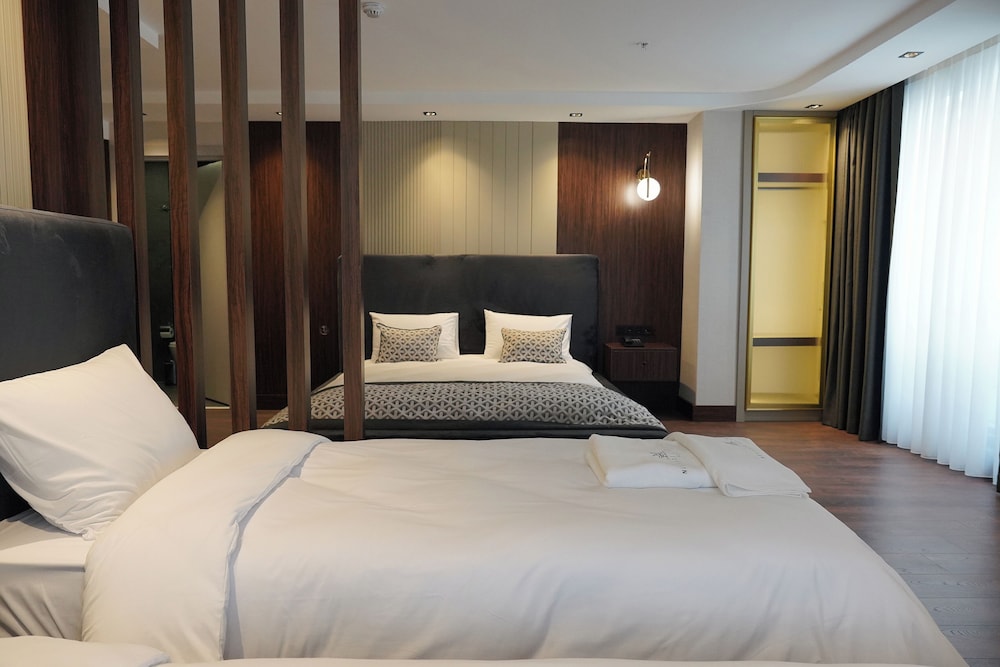 Deluxe Quadruple Room, City View photo 3