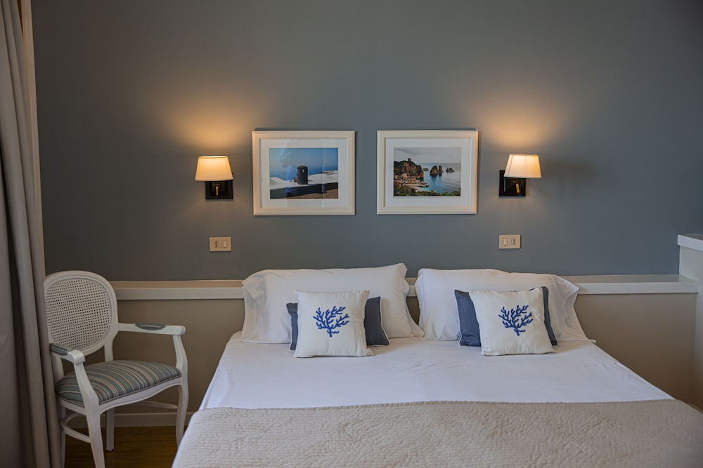 Superior Triple Room, Sea View - Photo 6
