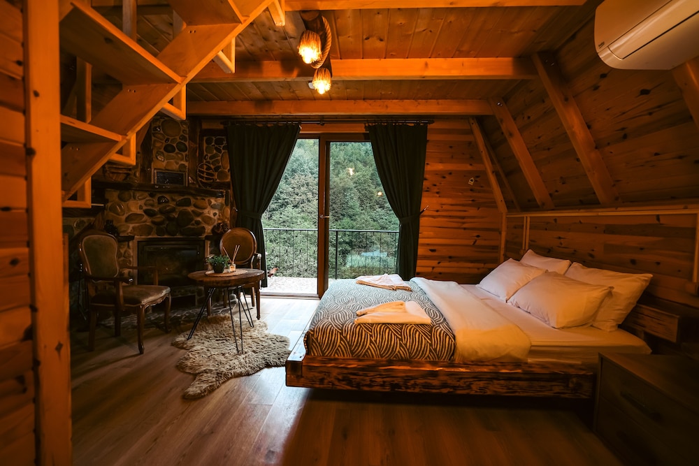 JAKUZILI DUBLEKS BUNGALOV