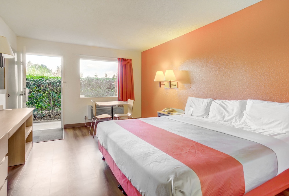 Standard Room, 1 King Bed, Smoking photo 3