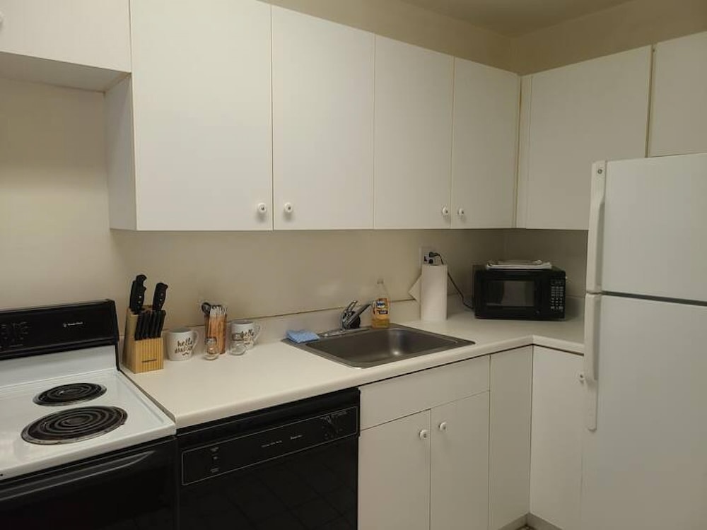 2BR 2B Clean Spacious Great Location, Photo 3