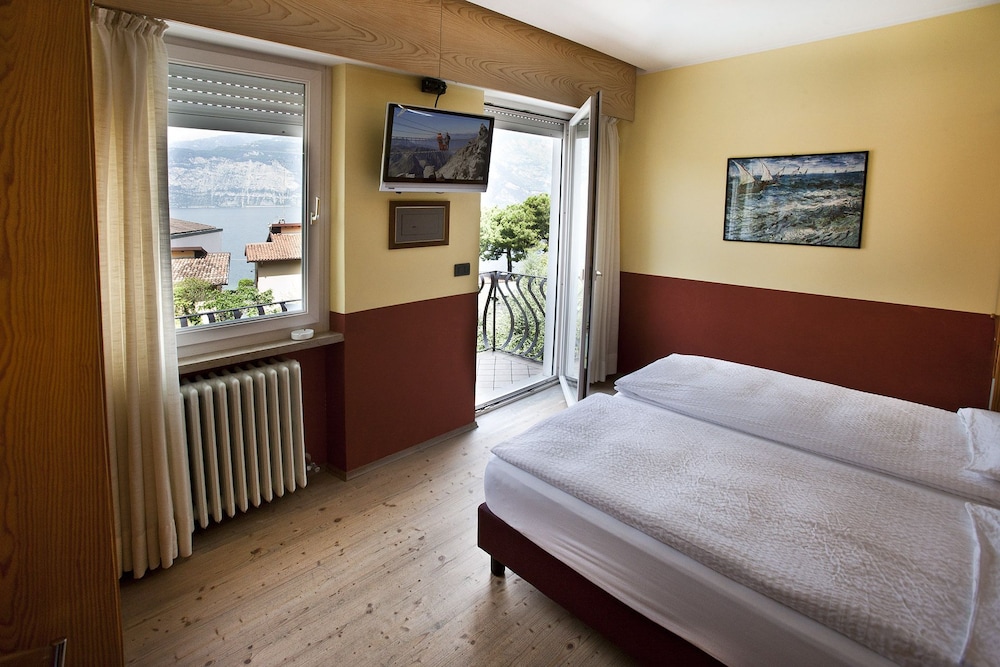 Double Or Twin Room, Balcony, Pool View (Vista Giardino Frontale) photo 1