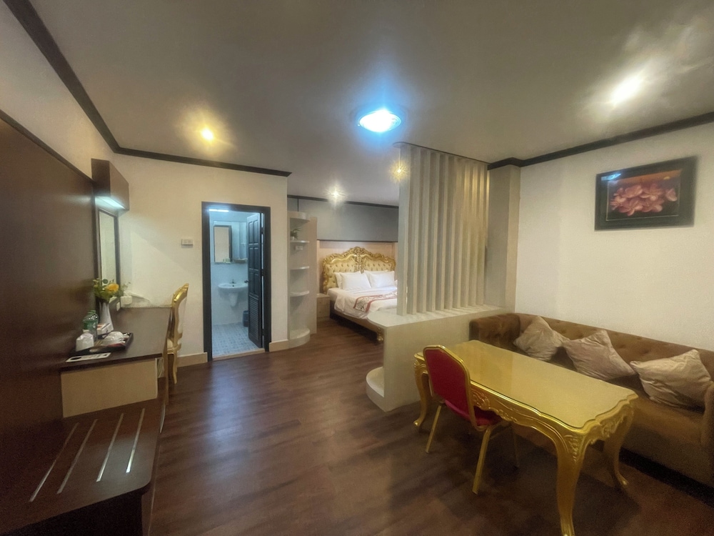 Premier Suite, 1 King Bed, Non Smoking, Private Bathroom