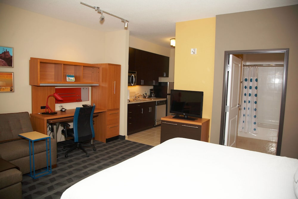 Studio, 2 Queen Beds (Mobility/Hearing Access, Roll-In Shwr) photo 2