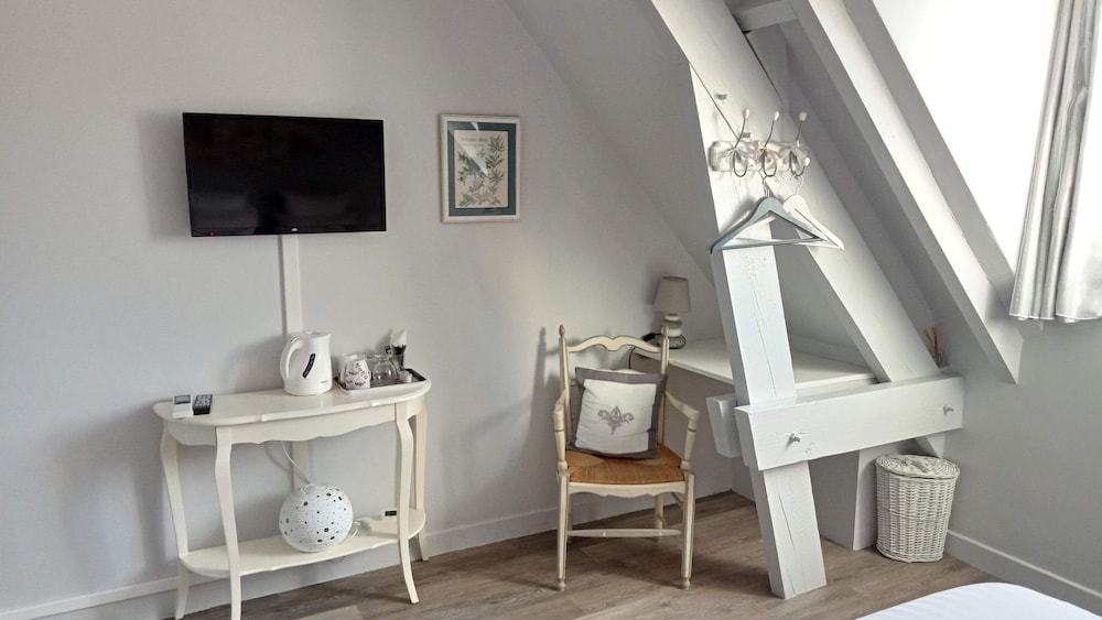 Comfort Double Room, Private Bathroom (Camille seule)