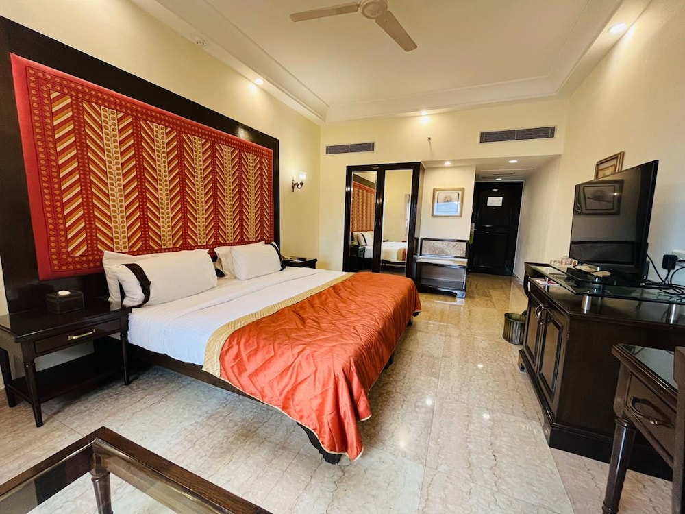 Room, 1 King Bed, Lake View - Photo 5