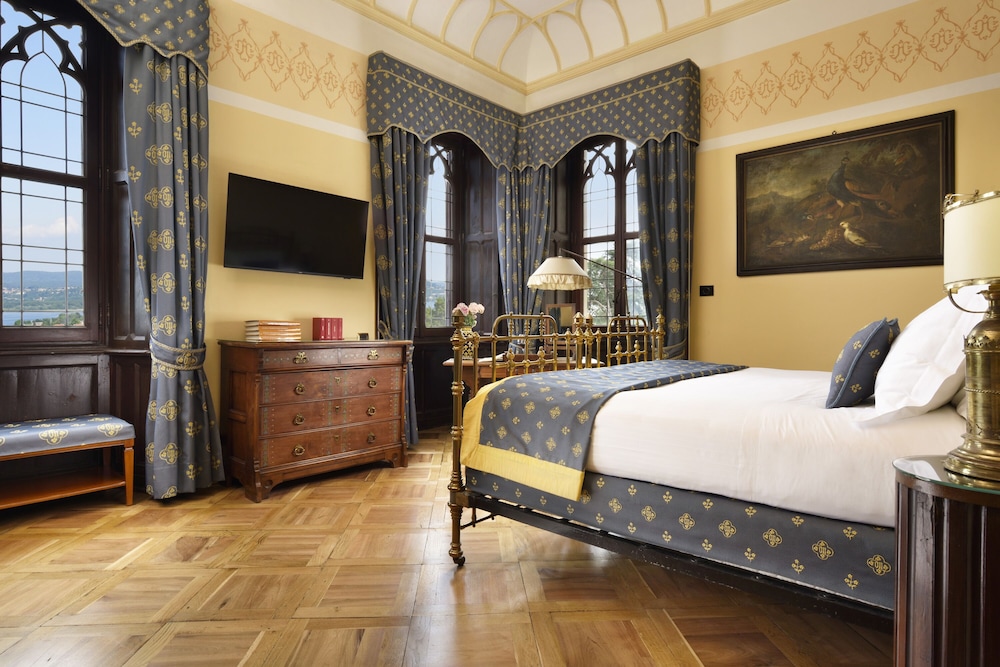 Executive Suite, 1 King Bed, Lake View, Annex Building photo 3