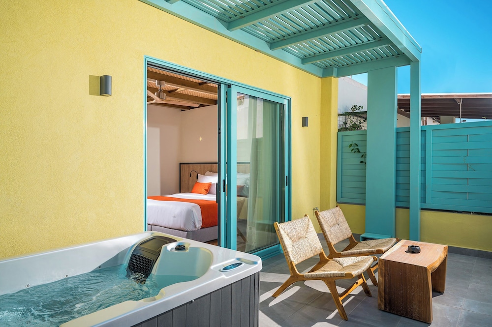 Lux Suite with Outdoor Jacuzzi thumbnail 5