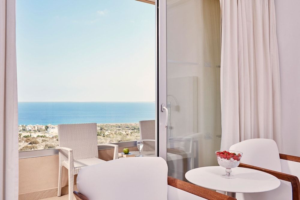 Standard Double or Twin Room, Partial Sea View - Photo 5