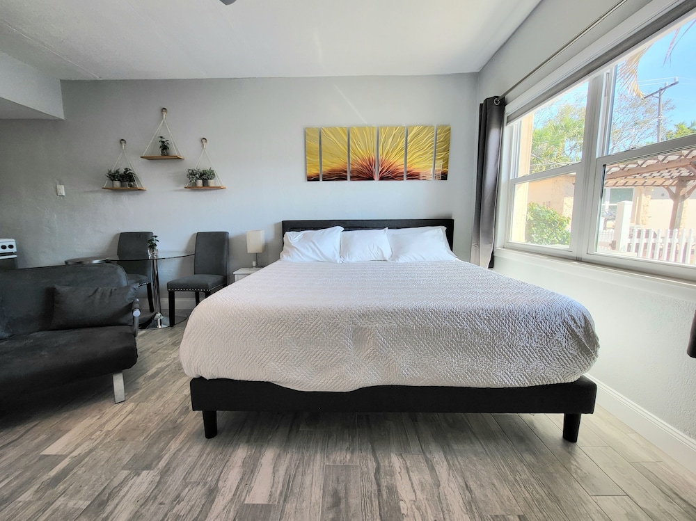 Deluxe Studio Suite, 1 King Bed, Non Smoking, Kitchen photo 2