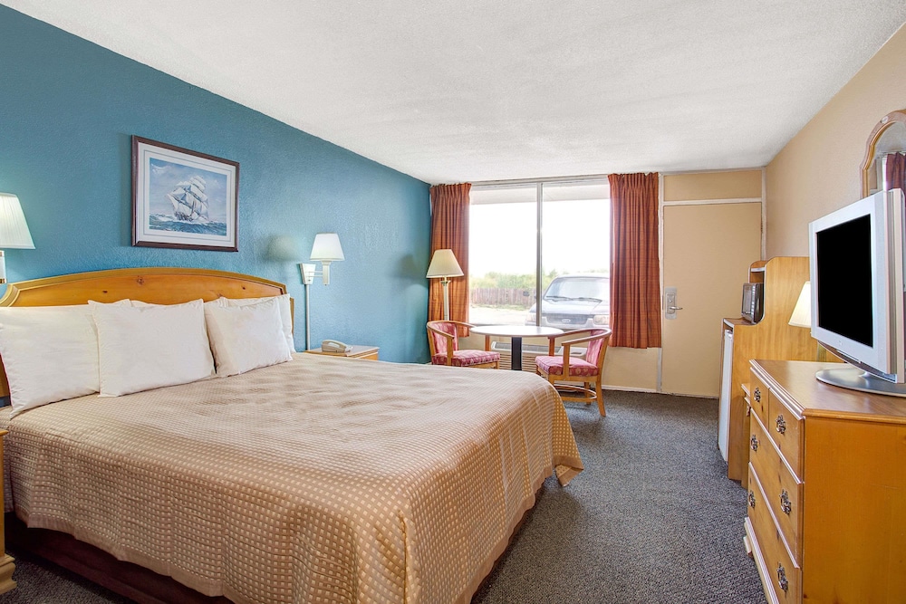 Room, 1 King Bed, Non Smoking (First Floor, Bayside) photo 1