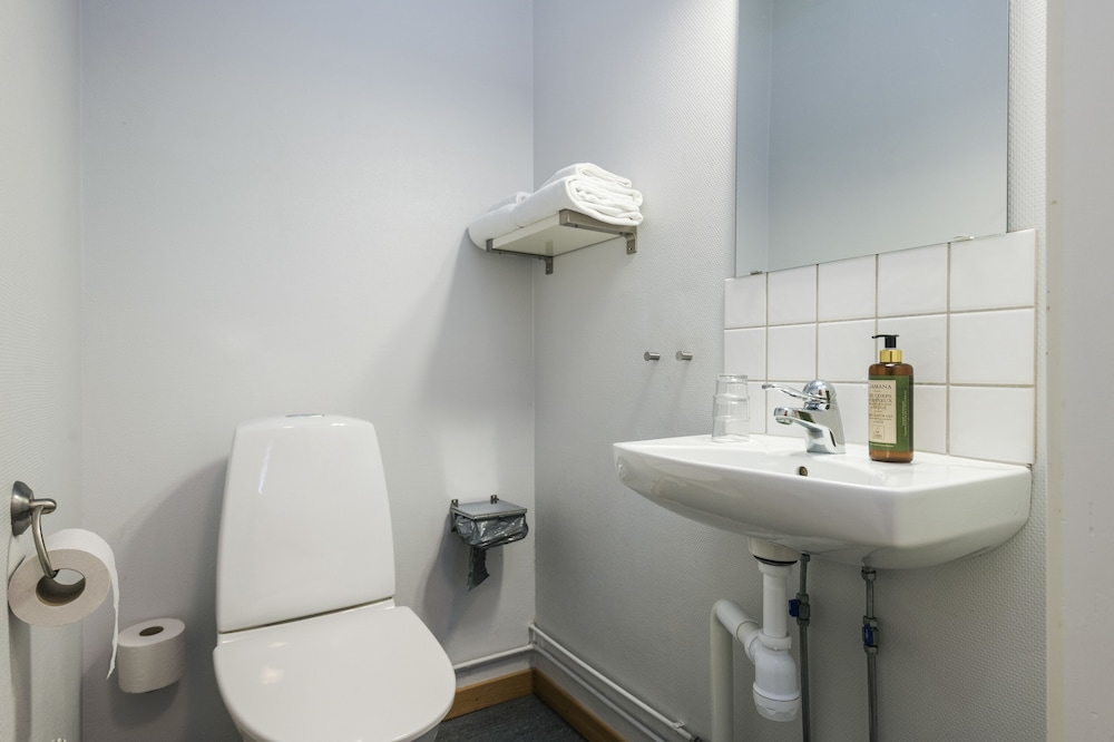 Twin Room (WC & Shower) photo 2