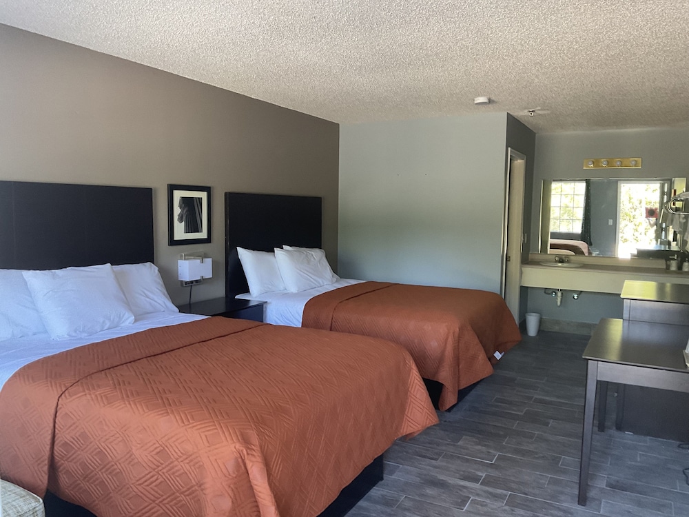 Classic Room, 2 Queen Beds photo 3