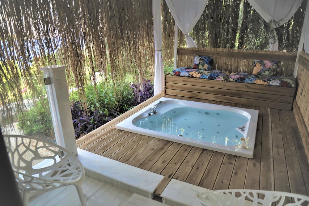 Deluxe Room, Jetted Tub, Garden View