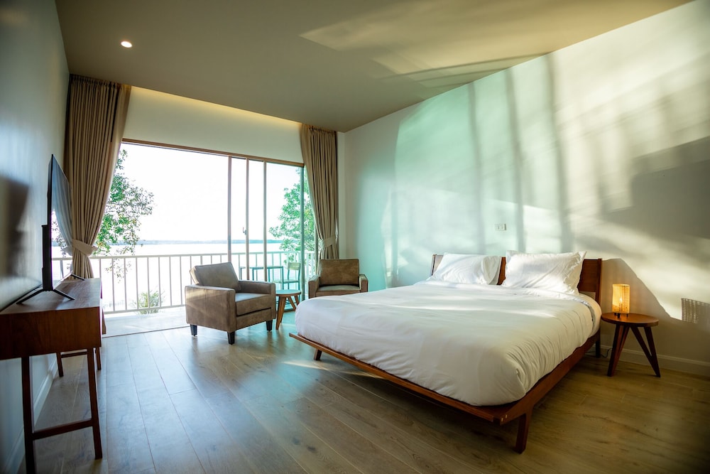 Deluxe Room, 1 King Bed, Lake View photo 1