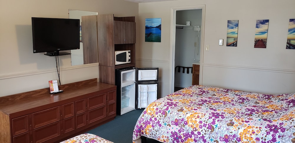 Basic Single Room, 2 Queen Beds, Balcony photo 3