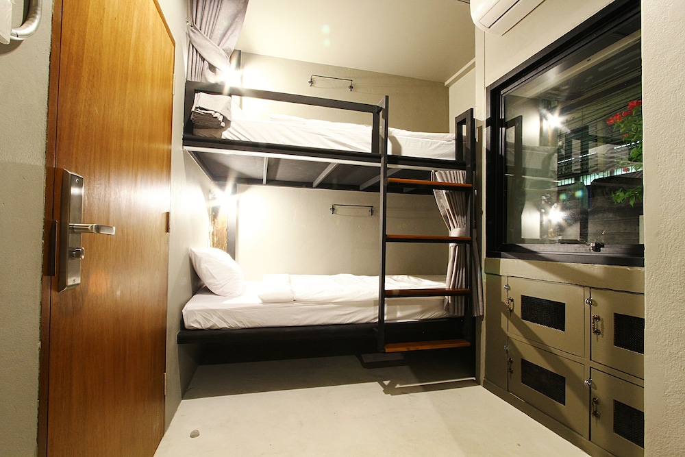 6-Bed Mixed Dorm photo 2