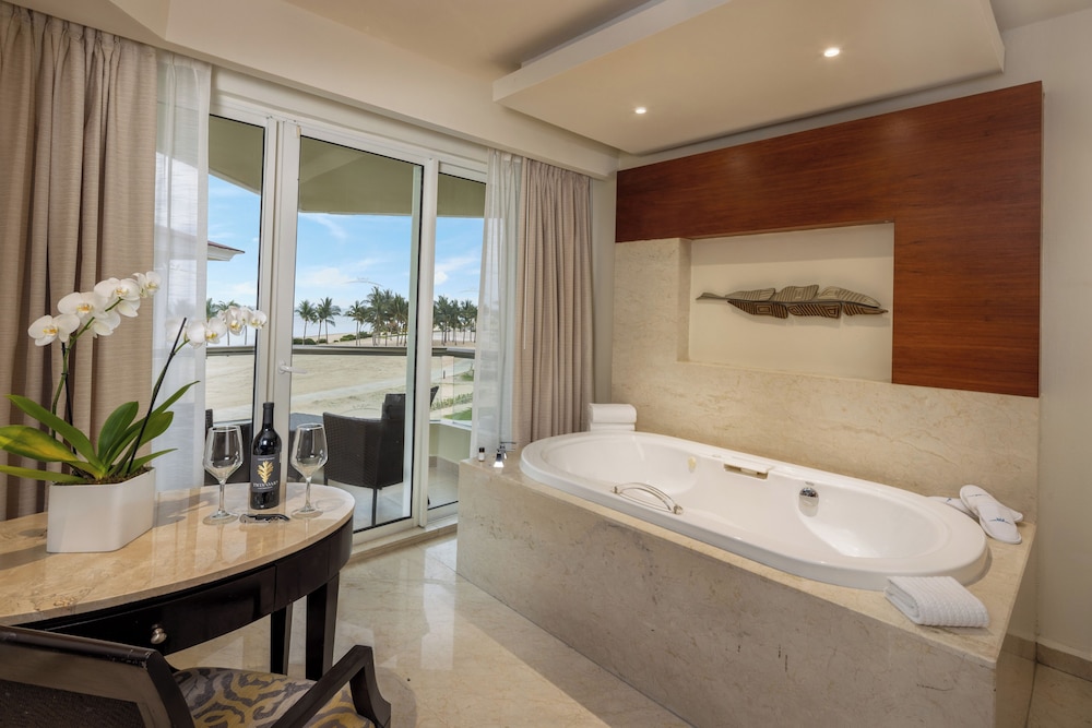 Superior Deluxe Ocean View - Book 4 nights, get 2 free in Punta Cana thumbnail 6