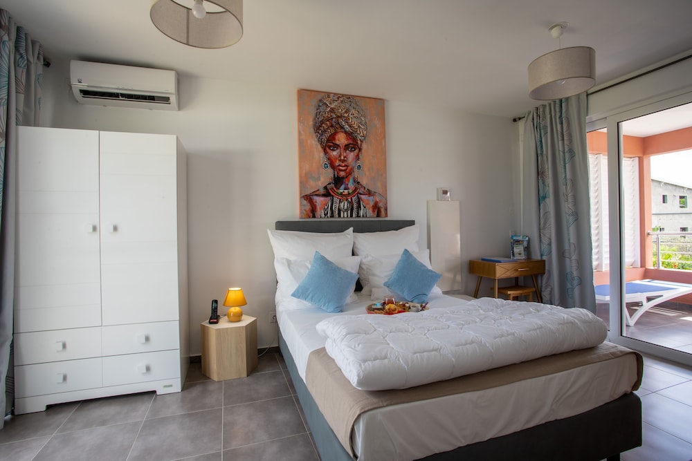 Superior Room, 1 King Bed, Balcony, Pool View photo 2