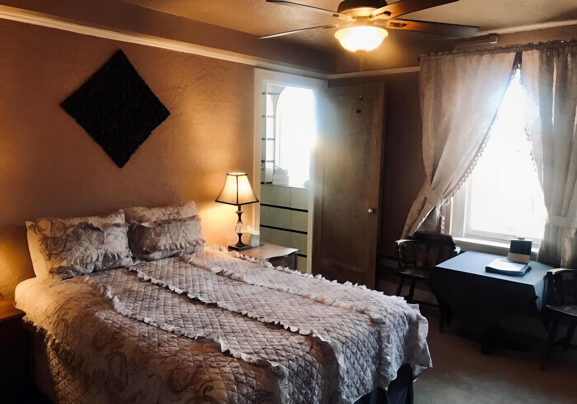 Signature Queen with View & Jacuzzi Tub photo 1