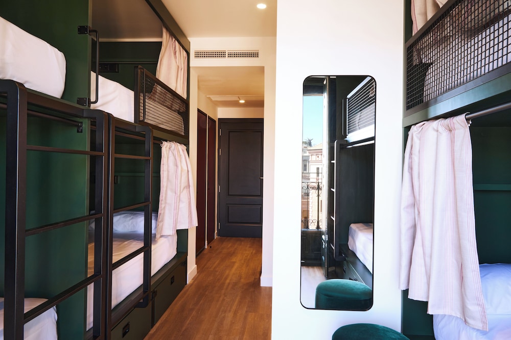 6-Bed Mixed Dorm