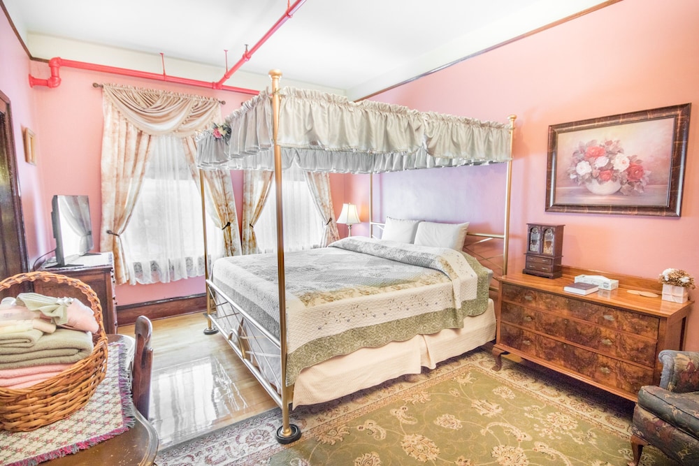 Deluxe Room, 1 King Bed (Standard King Room) photo 1