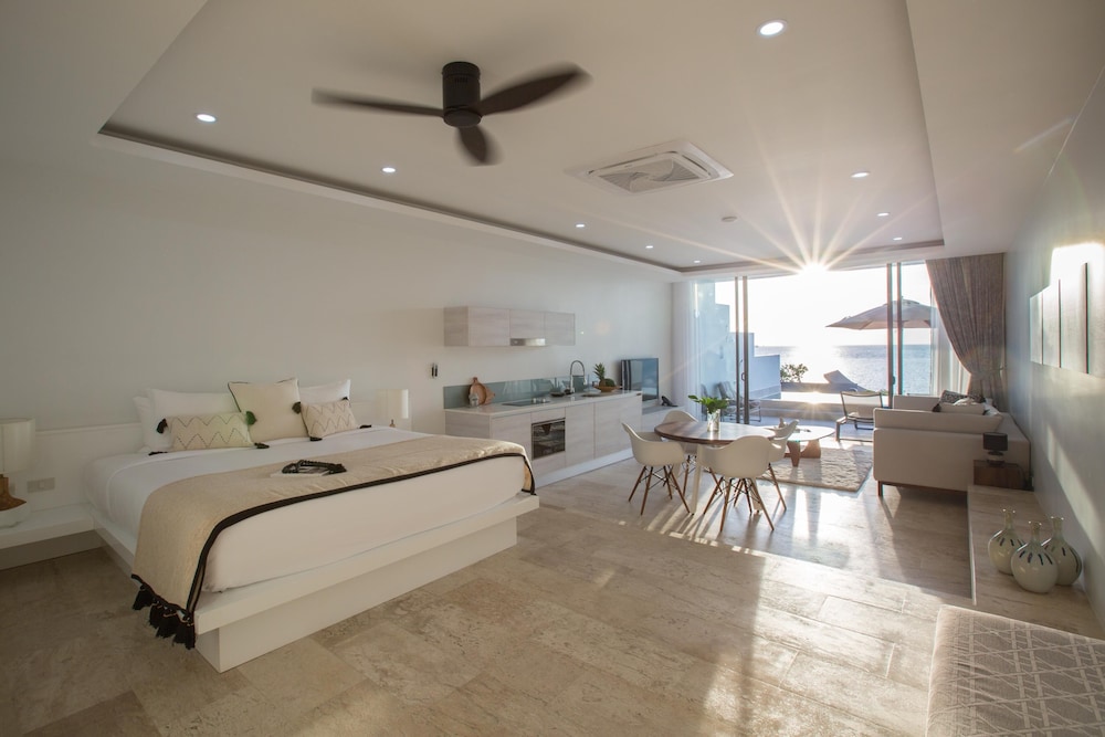 Suite con piscina y vista al mar de 1 dormitorio en el ático