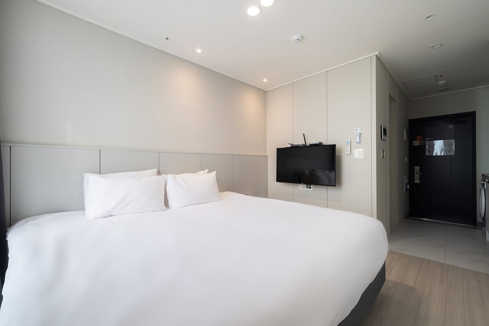 Standard King (City View) - Photo 4