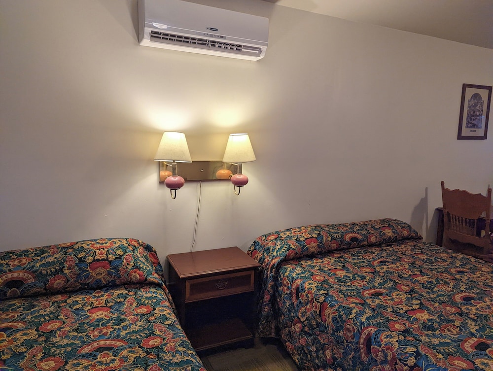 Basic Room, 2 Queen Beds photo 1