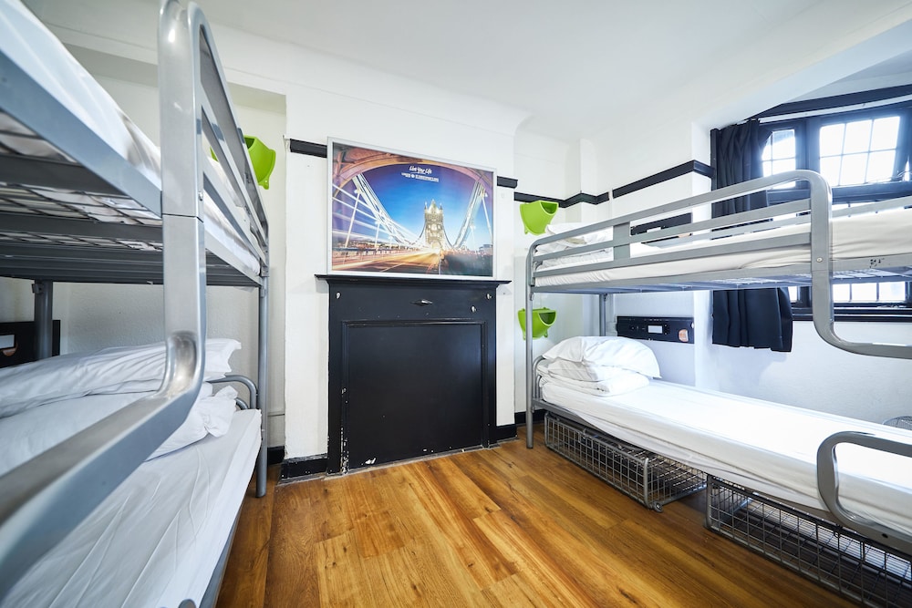 Private 6-Bed Room with Private Bathroom photo 3