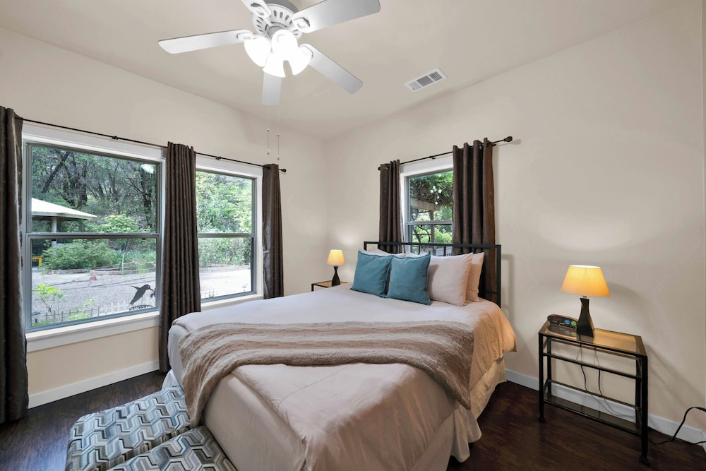 The Blacktail Deer Luxury Suite, 1 Queen Bed with Sofa bed, Accessible, Fireplace (Pet Friendly) photo 3