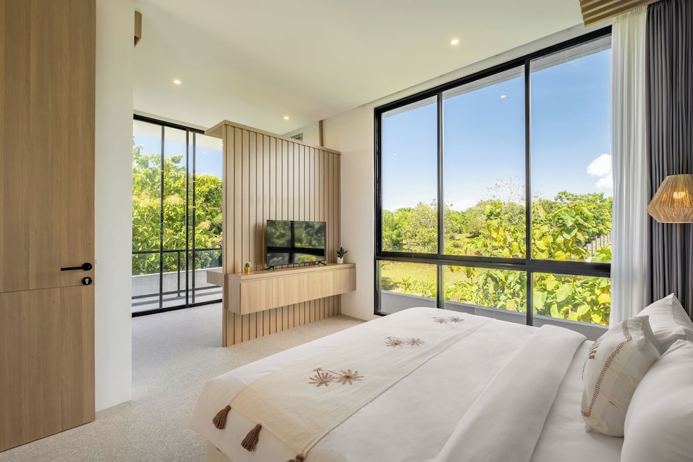 Deluxe Villa, 3 Bedrooms, Balcony, Garden View photo 3