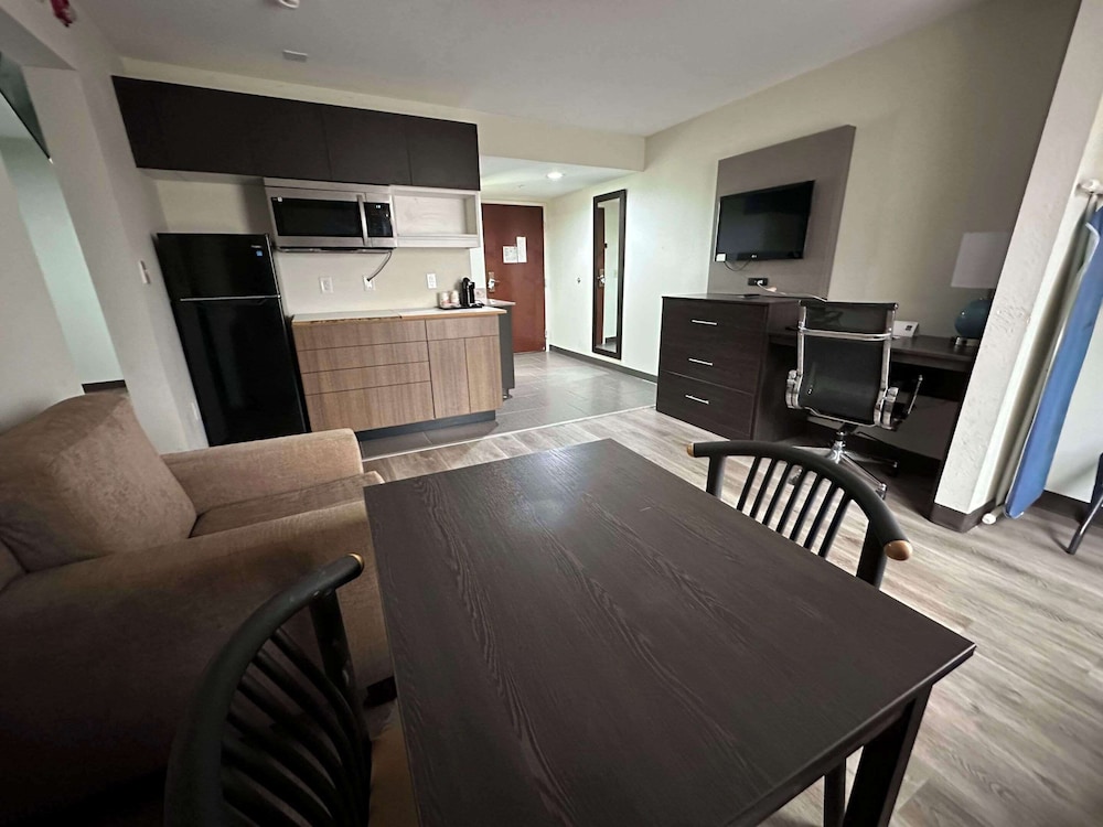 Business Suite, 2 Queen Beds, Non Smoking (Upgrade) - Photo 3