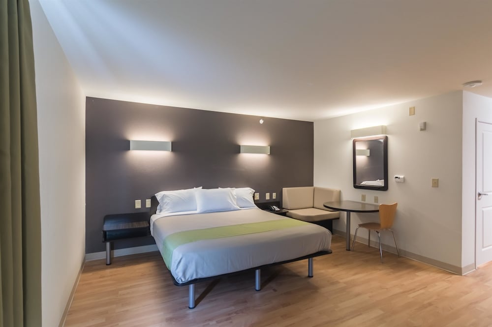 Deluxe Room, 1 King Bed, Non Smoking, Kitchenette photo 3