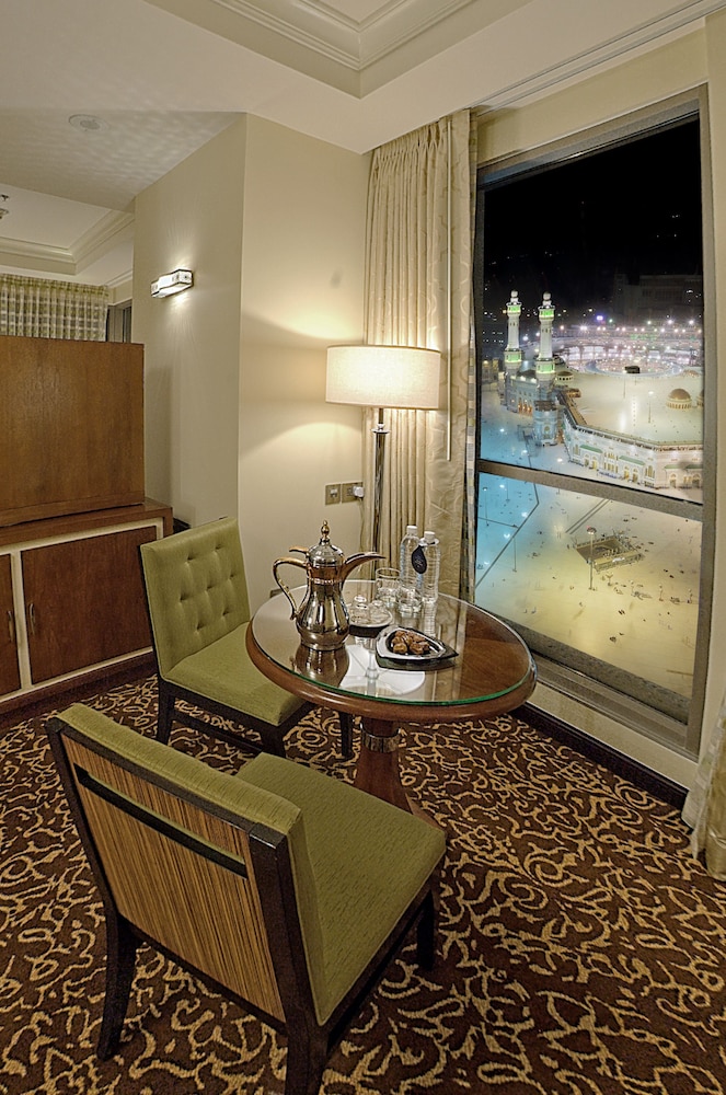 Junior Suite, 1 King Bed (Partial Kaaba View) thumbnail 6