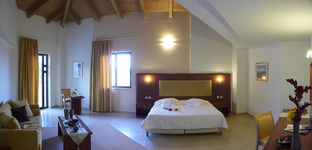 Suite - Photo 1