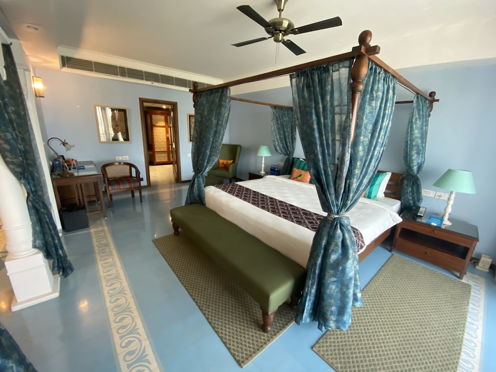 Elite Suite, 1 King Bed, Pool View