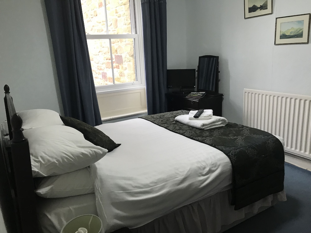 Basic Double Room, Ensuite, Garden View